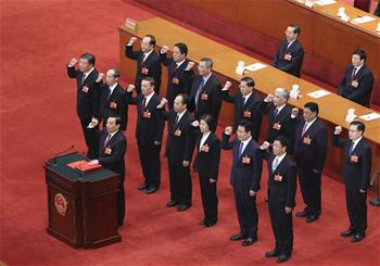 新當選的全國人大常委會副委員長、秘書長進行憲法宣誓