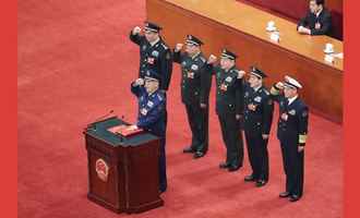 中央軍委副主席、委員進(jìn)行憲法宣誓