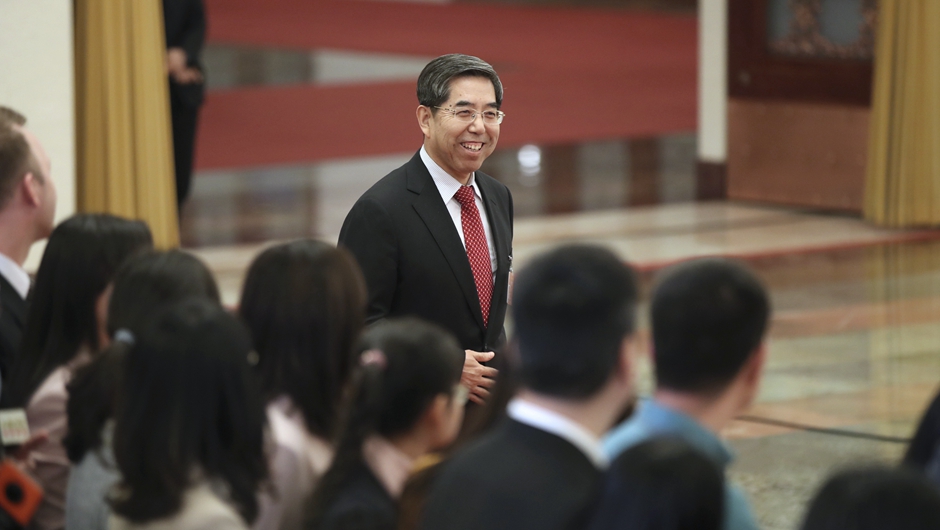 馬建堂步入“部長(zhǎng)通道”，準(zhǔn)備接受采訪