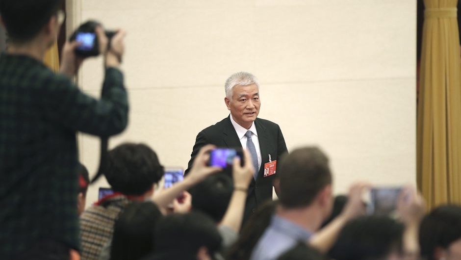 王志剛步入“部長(zhǎng)通道”，準(zhǔn)備接受采訪