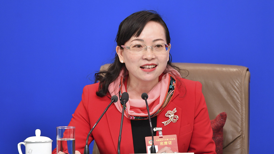 全國政協(xié)委員、湖南省湘西土家族苗族自治州政協(xié)副主席 石紅