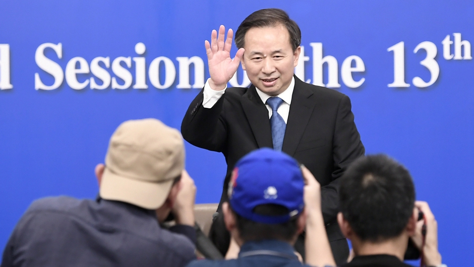 記者會(huì)開始前，李干杰向記者致意