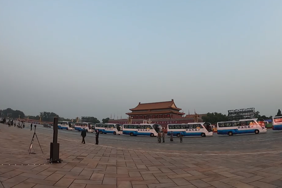 10月1日清晨的天安門城樓和長安街，燈火通明，正在準(zhǔn)備慶祝大會(huì)的工作人員雖然緊張忙碌，但仍顯得井然有序