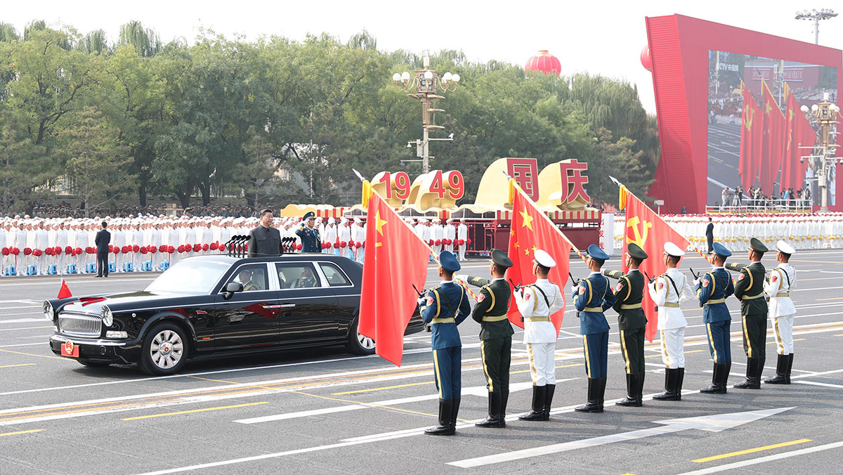 習(xí)近平驅(qū)車行進(jìn)至黨旗、國(guó)旗、軍旗前，向旗幟行注目禮