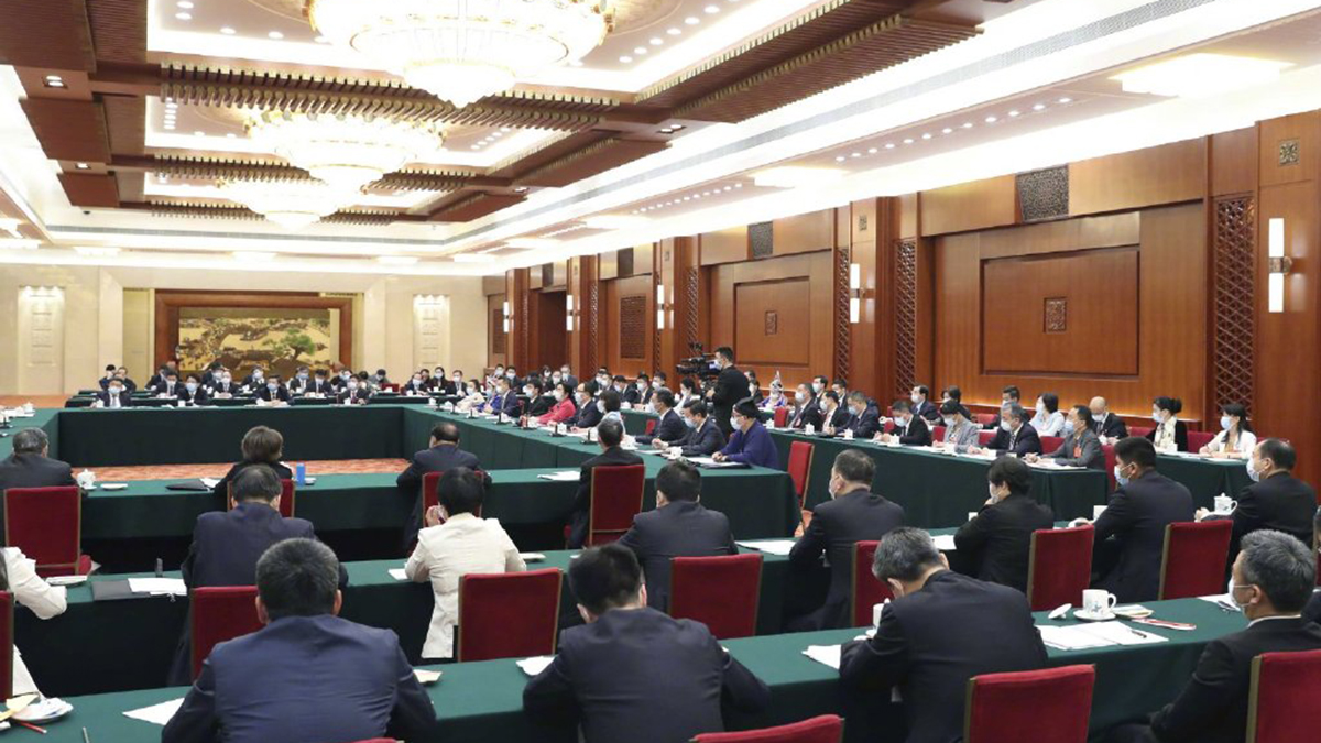 出席十三屆全國人大三次會議的代表團分組審議政府工作報告，來看審議現(xiàn)場