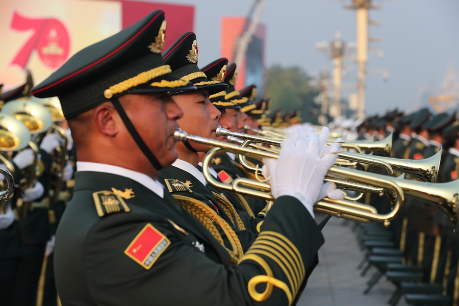 解放軍聯(lián)合軍樂團(tuán)在廣場(chǎng)就位后進(jìn)行準(zhǔn)備工作和試奏。據(jù)了解，解放軍聯(lián)合軍樂團(tuán)此次演奏是從開國大典至今歷次閱兵以來演奏曲目最多的一次，不少曲目是為此次閱兵量身打造的全新作品，此次也是歷次女演奏員最多的一次。