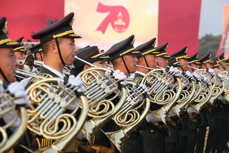 解放軍聯(lián)合軍樂團(tuán)在廣場(chǎng)就位后進(jìn)行準(zhǔn)備工作和試奏。據(jù)了解，解放軍聯(lián)合軍樂團(tuán)此次演奏是從開國大典至今歷次閱兵以來演奏曲目最多的一次，不少曲目是為此次閱兵量身打造的全新作品，此次也是歷次女演奏員最多的一次。