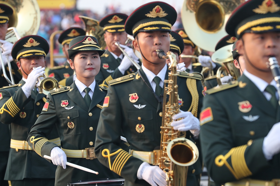 解放軍聯(lián)合軍樂團(tuán)在廣場(chǎng)就位后進(jìn)行準(zhǔn)備工作和試奏。據(jù)了解，解放軍聯(lián)合軍樂團(tuán)此次演奏是從開國大典至今歷次閱兵以來演奏曲目最多的一次，不少曲目是為此次閱兵量身打造的全新作品，此次也是歷次女演奏員最多的一次。