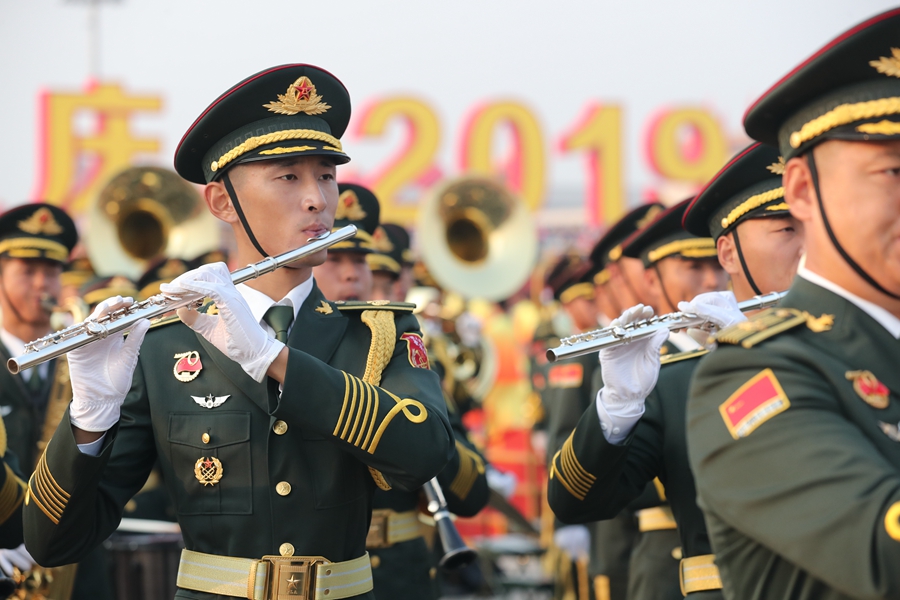 解放軍聯(lián)合軍樂團(tuán)在廣場(chǎng)就位后進(jìn)行準(zhǔn)備工作和試奏。據(jù)了解，解放軍聯(lián)合軍樂團(tuán)此次演奏是從開國大典至今歷次閱兵以來演奏曲目最多的一次，不少曲目是為此次閱兵量身打造的全新作品，此次也是歷次女演奏員最多的一次。