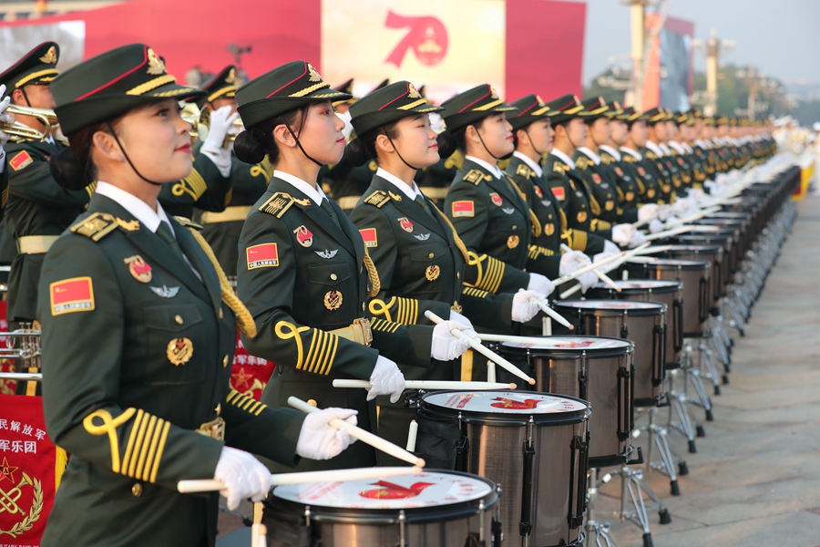 解放軍聯(lián)合軍樂團(tuán)在廣場(chǎng)就位后進(jìn)行準(zhǔn)備工作和試奏。據(jù)了解，解放軍聯(lián)合軍樂團(tuán)此次演奏是從開國大典至今歷次閱兵以來演奏曲目最多的一次，不少曲目是為此次閱兵量身打造的全新作品，此次也是歷次女演奏員最多的一次。