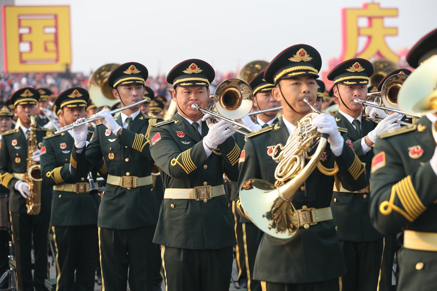 解放軍聯(lián)合軍樂團(tuán)在廣場(chǎng)就位后進(jìn)行準(zhǔn)備工作和試奏。據(jù)了解，解放軍聯(lián)合軍樂團(tuán)此次演奏是從開國大典至今歷次閱兵以來演奏曲目最多的一次，不少曲目是為此次閱兵量身打造的全新作品，此次也是歷次女演奏員最多的一次。