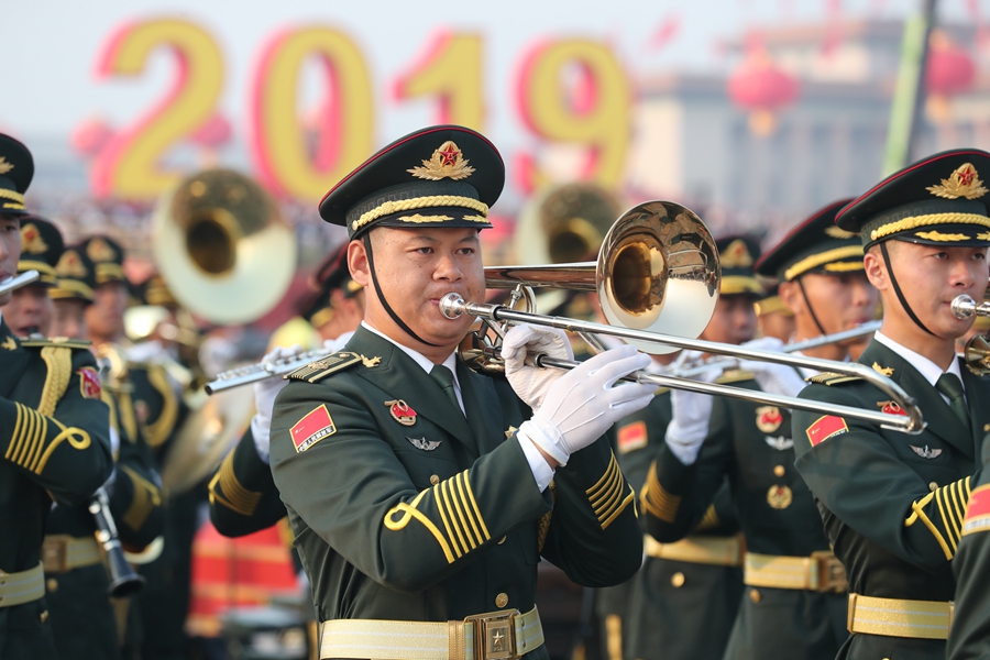 解放軍聯(lián)合軍樂團(tuán)在廣場(chǎng)就位后進(jìn)行準(zhǔn)備工作和試奏。據(jù)了解，解放軍聯(lián)合軍樂團(tuán)此次演奏是從開國大典至今歷次閱兵以來演奏曲目最多的一次，不少曲目是為此次閱兵量身打造的全新作品，此次也是歷次女演奏員最多的一次。