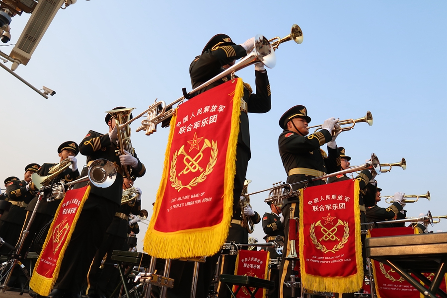 解放軍聯(lián)合軍樂團(tuán)在廣場(chǎng)就位后進(jìn)行準(zhǔn)備工作和試奏。據(jù)了解，解放軍聯(lián)合軍樂團(tuán)此次演奏是從開國大典至今歷次閱兵以來演奏曲目最多的一次，不少曲目是為此次閱兵量身打造的全新作品，此次也是歷次女演奏員最多的一次。