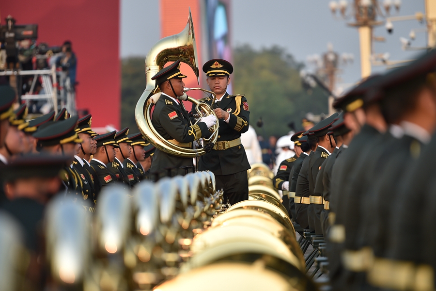 解放軍聯(lián)合軍樂團(tuán)在廣場(chǎng)就位后進(jìn)行準(zhǔn)備工作和試奏。據(jù)了解，解放軍聯(lián)合軍樂團(tuán)此次演奏是從開國大典至今歷次閱兵以來演奏曲目最多的一次，不少曲目是為此次閱兵量身打造的全新作品，此次也是歷次女演奏員最多的一次。