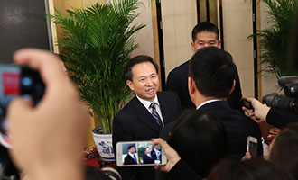 環(huán)境保護(hù)部黨組書記、部長李干杰接受記者采訪