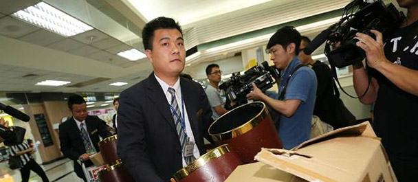 禮儀公司帶著遺體袋、骨灰壇協(xié)助處理善后