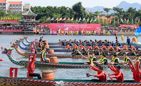 2018海峽兩岸龍舟賽開幕，53支隊(duì)伍競(jìng)渡   組圖