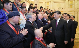 慶祝大會(huì)結(jié)束后，習(xí)近平等會(huì)見受表彰人員及親屬代表