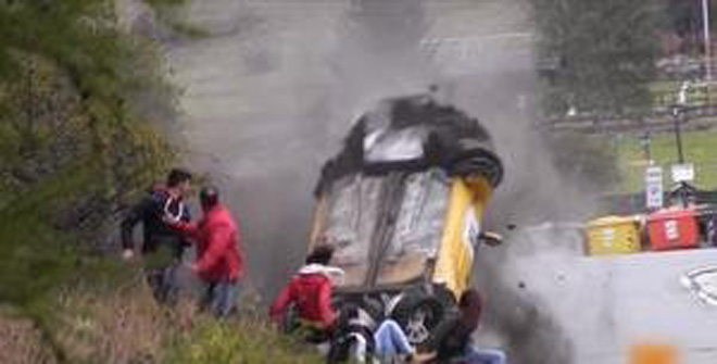 史上最幸運(yùn)撞車(chē)！圍觀群眾躲過(guò)一劫