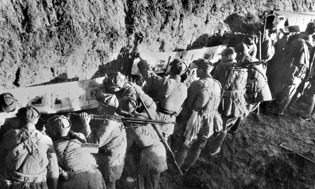 1948年冬，淮海戰(zhàn)役期間，雙堆集前沿陣地舉辦的戰(zhàn)地影展，深受解放軍戰(zhàn)士歡迎。新華社稿  袁克忠攝