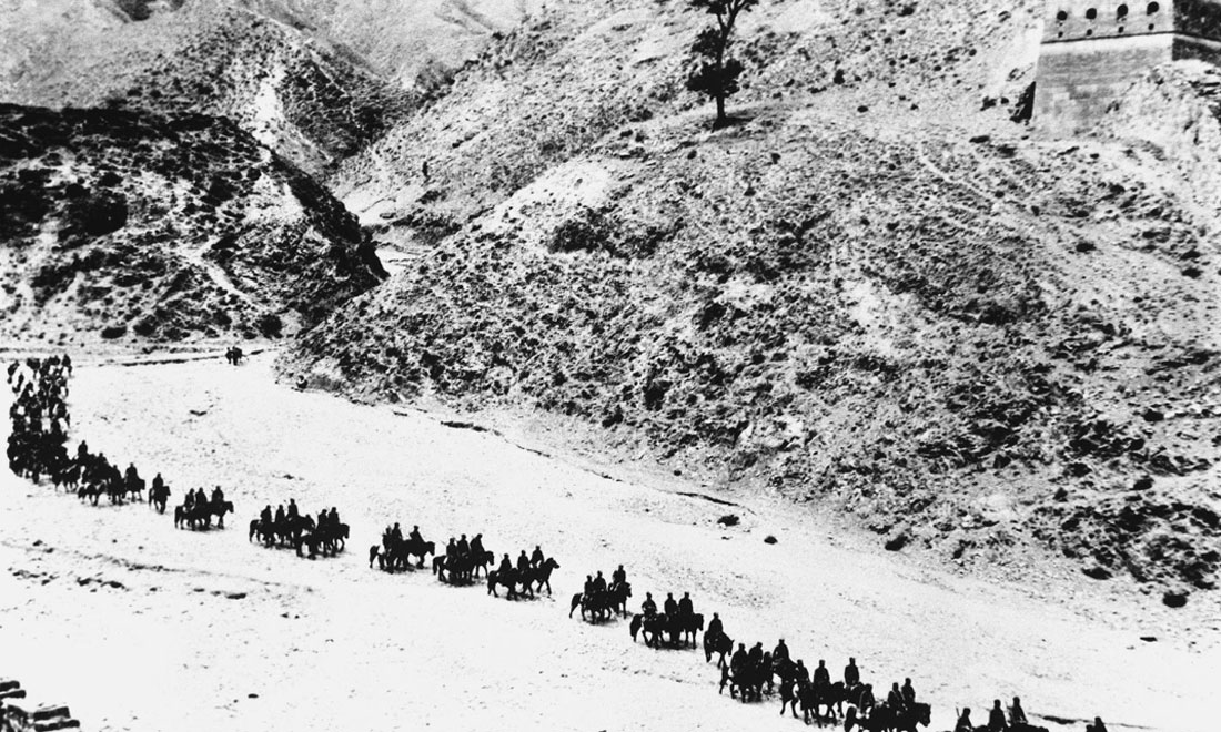1937年11月太原失守后，八路軍向華北敵后挺進(jìn)，分兵發(fā)動(dòng)群眾，開展敵后游擊戰(zhàn)爭(zhēng)，創(chuàng)建敵后根據(jù)地。新華社稿　沙飛攝