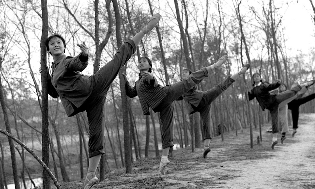1972年秋，上海市舞蹈學(xué)?！栋酌穭〗M的演員們來(lái)到上海市金山縣金衛(wèi)公社參加勞動(dòng)鍛煉，在農(nóng)村也堅(jiān)持練功。新華社記者黃田寶攝