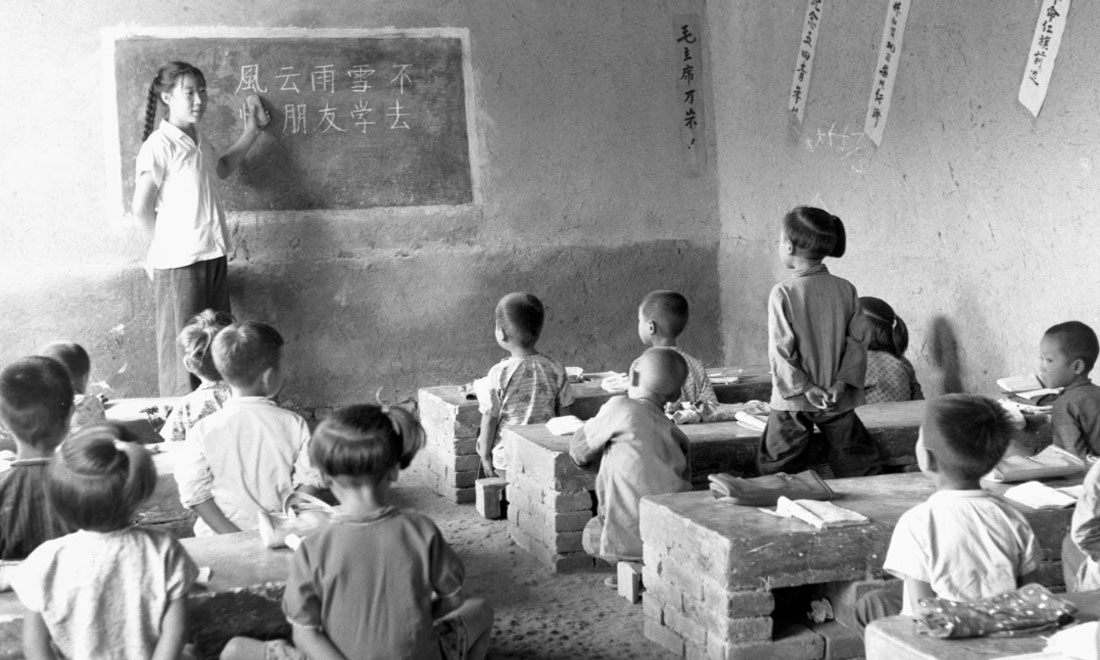 1964年夏，河北省壩縣煎茶鋪公社西煎大隊(duì)，一所耕讀小學(xué)的學(xué)生們?cè)谏险n。新華社記者梁一丁攝