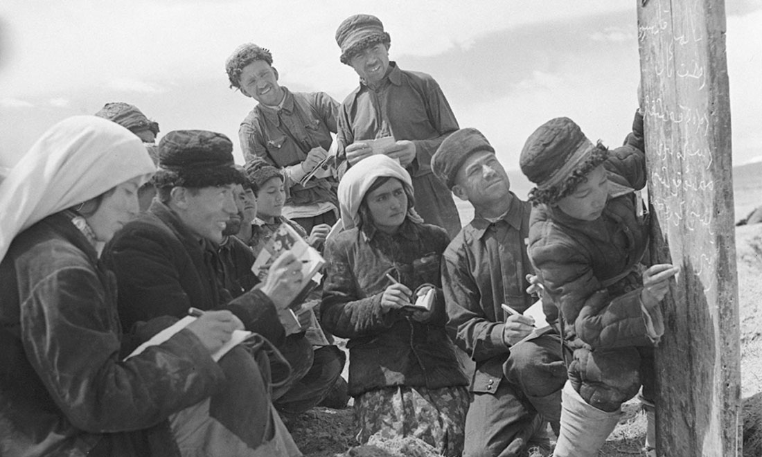 1960年6月，新疆慕士塔格峰下，大人們?cè)谛W(xué)生幫助下學(xué)習(xí)文化。新華社記者武純展攝