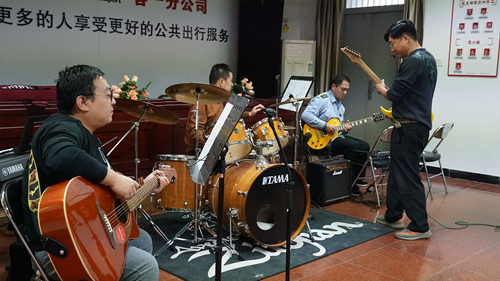 追夢中國人|侯孝輝：左手方向盤，右手麥克風(fēng)