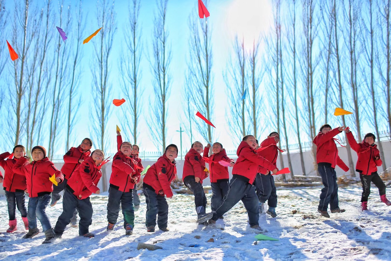 2017年11月15日， “多一克溫暖”公益行動走進北疆地區(qū)，實現(xiàn)了從物質(zhì)捐贈到“物質(zhì)+精神”溫暖的升級。 “體操冠軍”楊威、好妹妹樂隊等傾情加盟，不僅為孩子們帶來加厚羽絨服和御寒物資，還準備了溫暖的課堂。