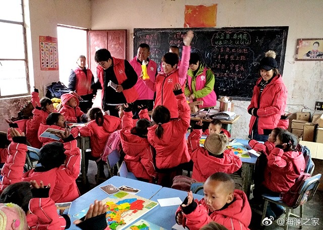 2018年，由海瀾之家攜手網(wǎng)易新聞打造的“多一課溫暖”課程平臺讓一間間溫暖的課堂走向深山與邊陲。帶著貼合孩子教育需求的線上內(nèi)容和教師、各領域KOL及愛心人士組成的愛心團隊，海瀾之家用實際行動為孩子的教育加溫，踐行“多一克溫暖”。