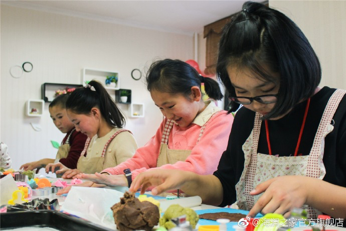 在北京，孩子們上了一節(jié)別開生面的廚藝課——手工DIY餅干。孩子們腦洞大開親自上手，從制作到出爐不僅留下了噴香的餅干，還留下了珍貴的回憶。親手做的餅干孩子們舍不得獨享，成為了回程路上最重要的“伴手禮”