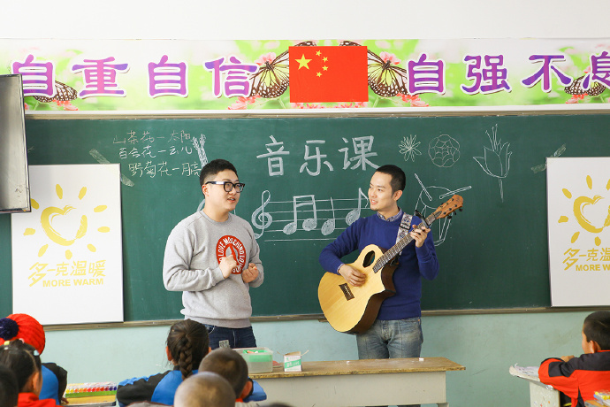 “多一克溫暖”公益活動的老朋友好妹妹樂隊，為孩子們帶來了音樂和繪畫課，用音符溫暖孩子們的心靈，用畫筆繪出更繽紛的世界。不斷匯聚的愛心，讓寒冷的北疆進入到更多人的視野當中，也讓孩子們臉上的笑容更燦爛。