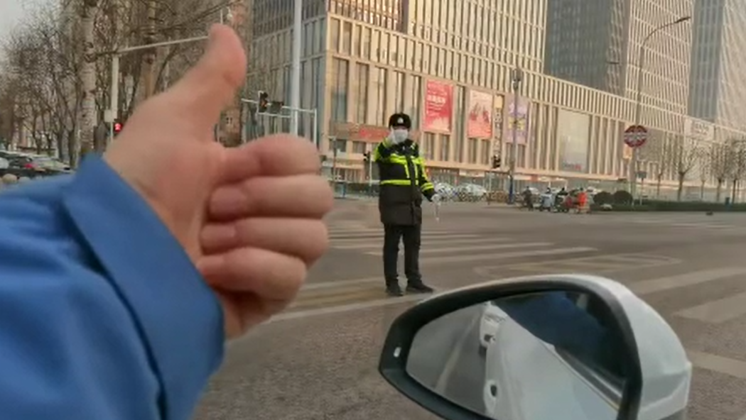 石家莊路人和交警的這個(gè)“暗號(hào)”，真暖！