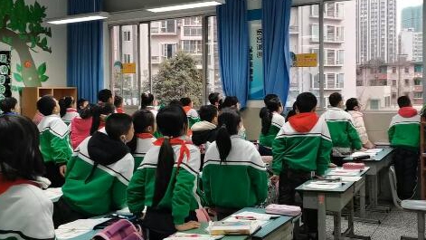課上到一半，同學(xué)們卻把頭望向了外面！校長(zhǎng)說：點(diǎn)贊！