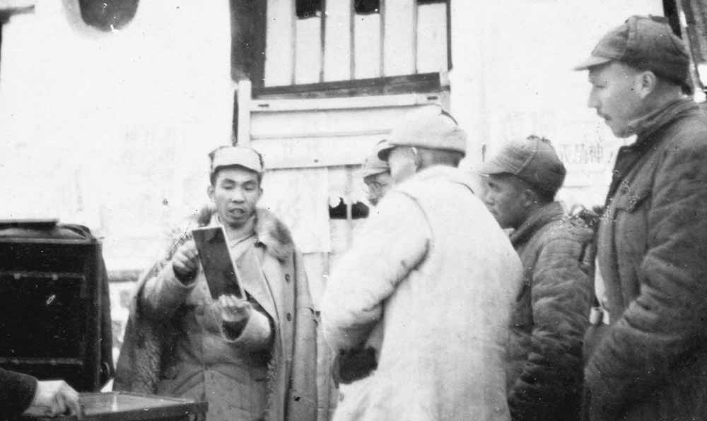沙飛向參觀者講《晉察冀畫報(bào)》的制版情況。