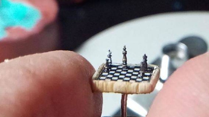比指甲蓋還小！ 土耳其微雕藝術(shù)家雕出超小國際象棋