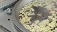 沈陽一企業(yè)熬740鍋紅糖水送26個檢測點，用了千斤紅糖200斤姜