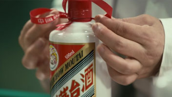 “抱團松動”！機構(gòu)慌了？有人急忙賣茅臺，有人連夜看周期