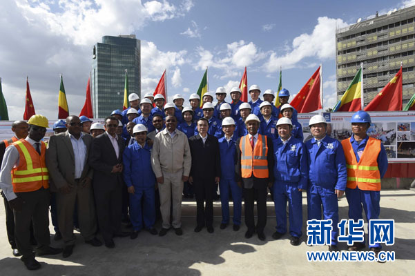 這是李克強(qiáng)同海爾馬里亞姆與施工人員合影留念。新華社記者 李學(xué)仁 攝