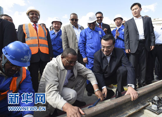 看到中埃雙方員工正在鋪軌作業(yè)，李克強(qiáng)同海爾馬里亞姆一起拿起扳手，擰緊螺絲。新華社記者 李學(xué)仁 攝