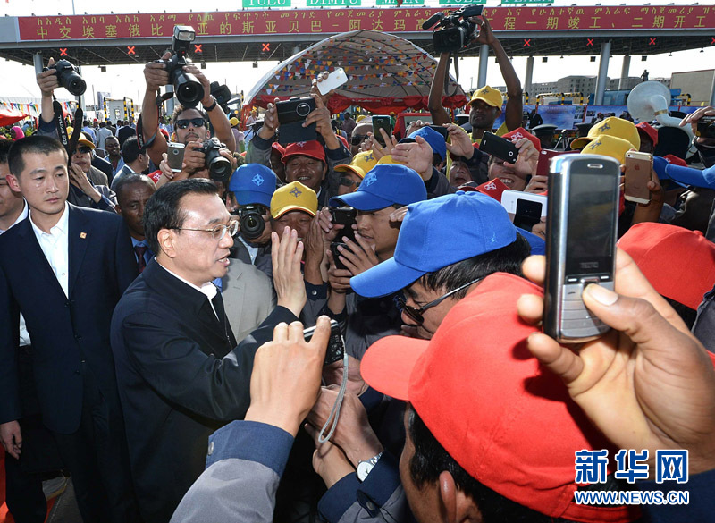 5月5日，中國(guó)國(guó)務(wù)院總理李克強(qiáng)與埃塞俄比亞總理海爾馬里亞姆共同出席亞的斯亞貝巴-阿達(dá)瑪高速公路一期竣工揭牌典禮，并為二期工程開(kāi)工奠基剪彩。這是典禮結(jié)束后，李克強(qiáng)同工程施工人員親切交談。新華社記者 李濤 攝 