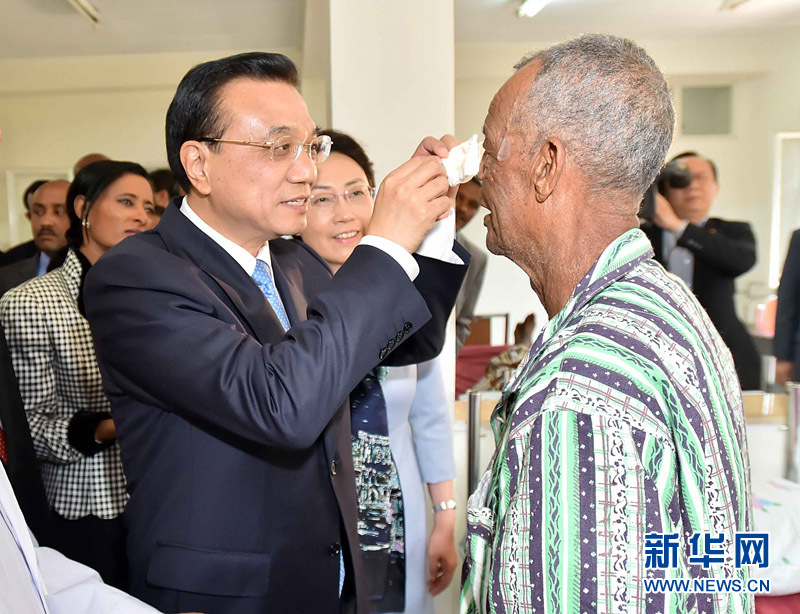 5月6日，國務(wù)院總理李克強與埃塞俄比亞總統(tǒng)穆拉圖一同來到亞的斯亞貝巴阿勒塔醫(yī)院，看望受益于中國免費白內(nèi)障手術(shù)“光明行”活動的埃塞俄比亞患者。這是李克強親手為接受中國醫(yī)生手術(shù)的埃塞俄比亞白內(nèi)障患者拆開紗布。 新華社記者 李濤 攝 