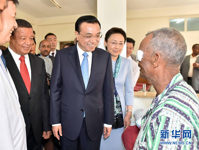 5月6日，中國國務(wù)院總理李克強與埃塞俄比亞總統(tǒng)穆拉圖一同來到亞的斯亞貝巴阿勒塔醫(yī)院，看望受益于中國免費白內(nèi)障手術(shù)“光明行”活動的埃塞俄比亞患者。新華社記者 李濤 攝 