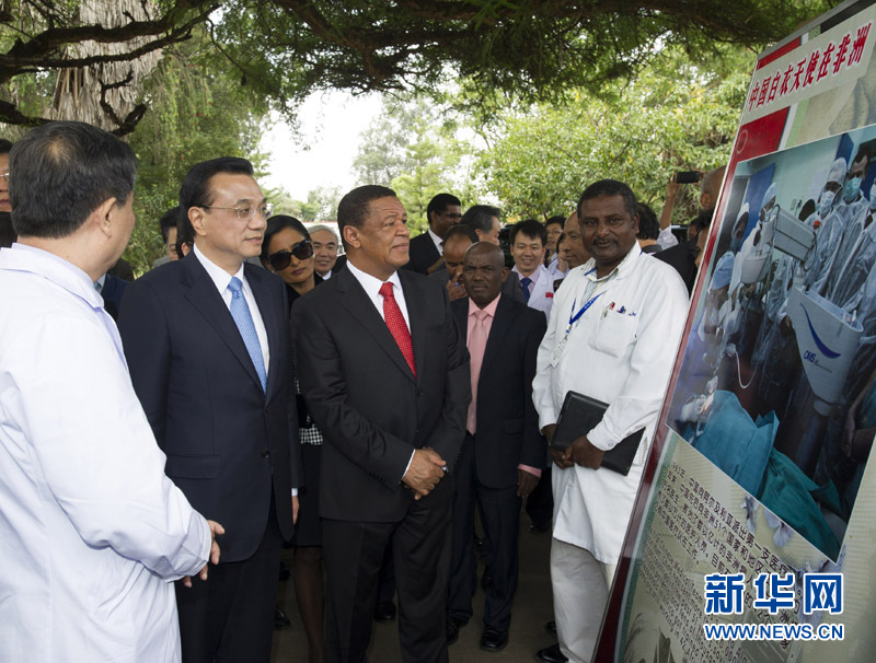 5月6日，中國國務(wù)院總理李克強與埃塞俄比亞總統(tǒng)穆拉圖一同來到亞的斯亞貝巴阿勒塔醫(yī)院，看望受益于中國免費白內(nèi)障手術(shù)“光明行”活動的埃塞俄比亞患者。這是李克強在觀看“光明行”活動展板。 新華社記者 謝環(huán)馳 攝