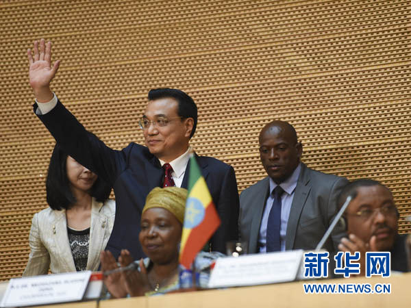 5月5日，中國國務院總理李克強在位于亞的斯亞貝巴的非洲聯(lián)盟總部發(fā)表題為《開創(chuàng)中非合作更加美好的未來》的演講。這是李克強步入會場時向聽眾揮手致意。新華社記者 李學仁 攝 