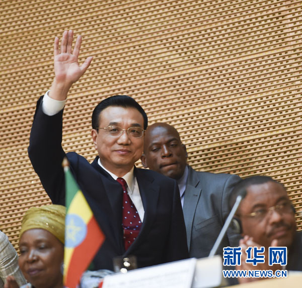 5月5日，中國國務院總理李克強在位于亞的斯亞貝巴的非洲聯(lián)盟總部發(fā)表題為《開創(chuàng)中非合作更加美好的未來》的演講。這是李克強步入會場時向聽眾揮手致意。新華社記者 李學仁 攝 
