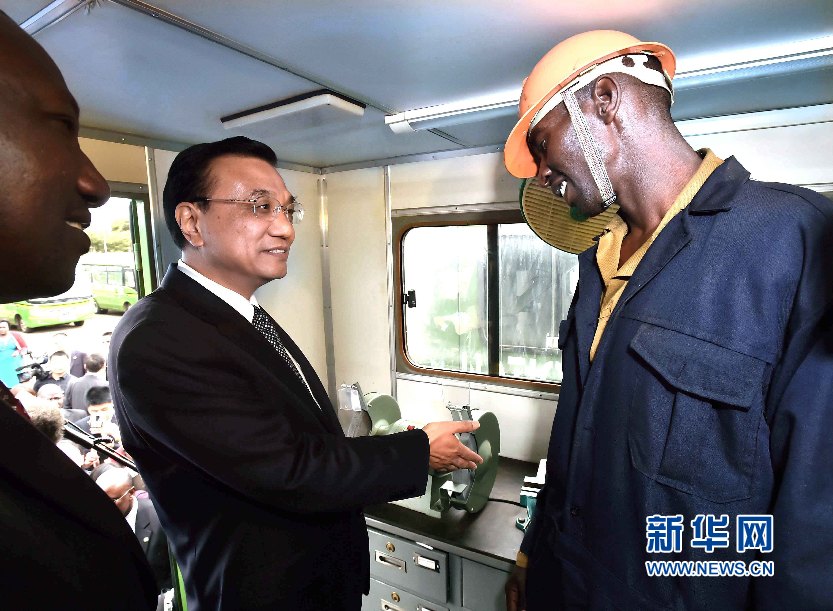 5月11日，國務院總理李克強參觀肯尼亞國家青年服務隊。這是李克強與服務隊隊員親切交談。 新華社記者 李濤 攝
