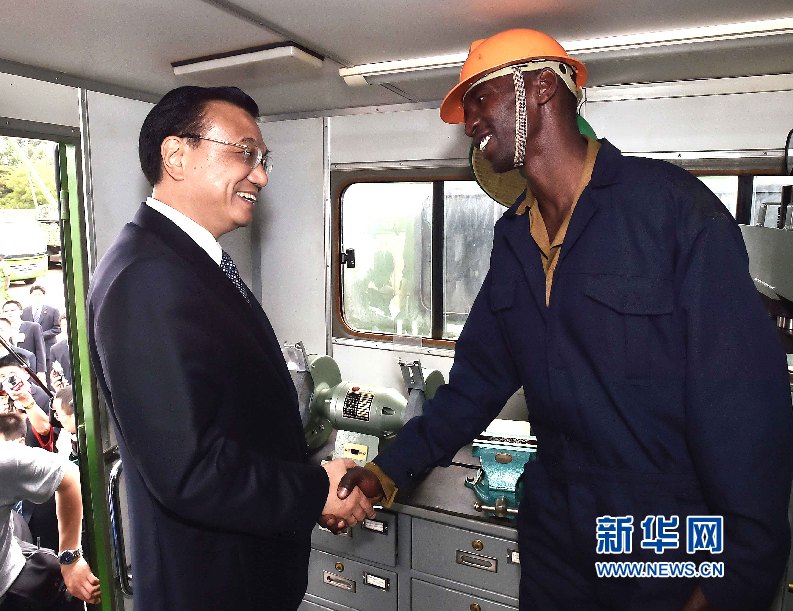 5月11日，中國國務院總理李克強參觀肯尼亞國家青年服務隊。這是李克強與服務隊隊員親切交談。 新華社記者 李濤 攝