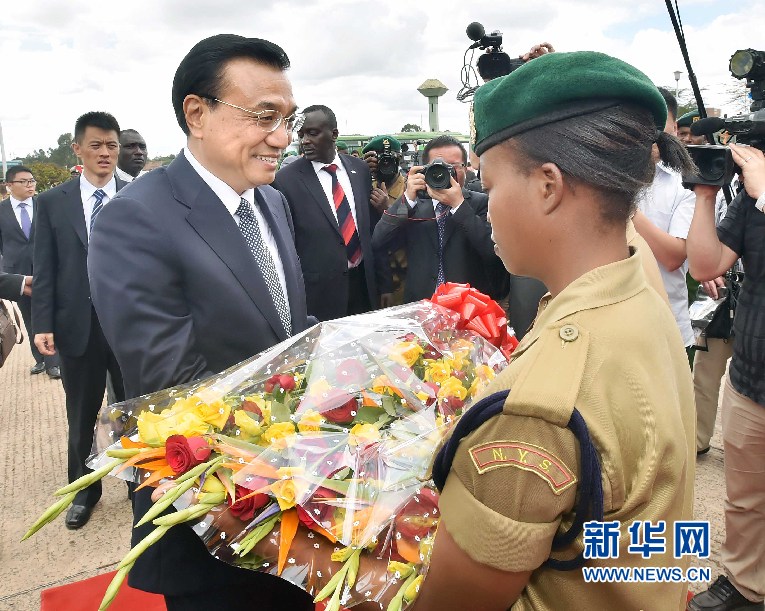 5月11日，中國國務院總理李克強參觀肯尼亞國家青年服務隊。這是服務隊隊員向李克強敬獻鮮花。 新華社記者 李濤 攝